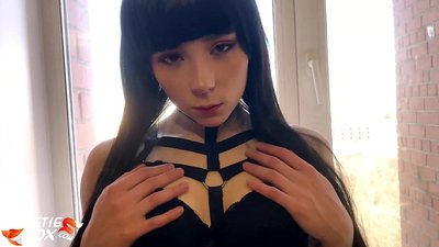 ಹಾಟ್ ಶ್ಯಾಮಲೆ ಹಣಕ್ಕಾಗಿ ಆಳವಾಗಿ ಮತ್ತು ಸಂವೇದನಾಶೀಲವಾಗಿ ಸಕ್ಸ್ ಮಾಡುತ್ತಾಳೆ